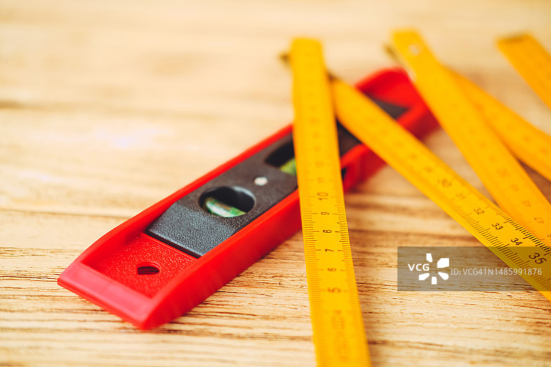 水平仪工具上的折叠尺图片素材