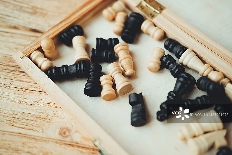 木盒中的国际象棋棋子图片素材
