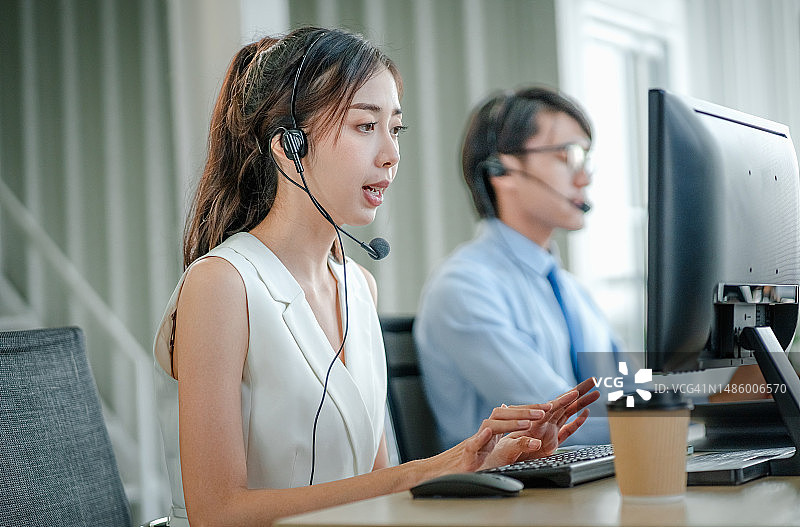亚洲女性呼叫中心客服为客户服务图片素材