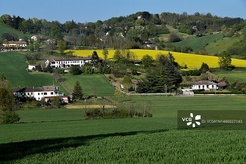 意大利皮埃蒙特亚历山德里亚Valmadonna乡村景观中的房屋图片素材