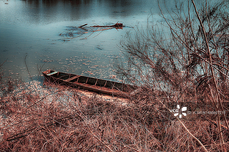 意大利皮埃蒙特亚历山德里亚巴西尼亚纳波河上的小船图片素材