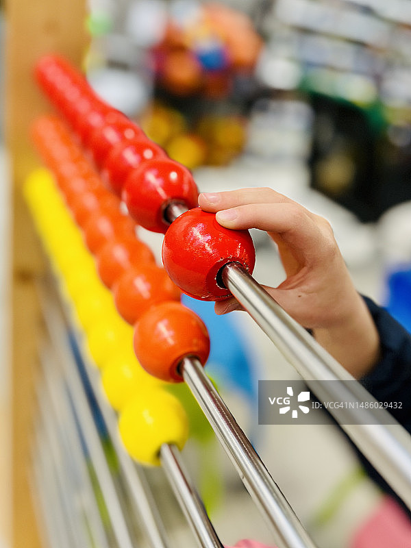 特写：孩子的手在算盘上计数图片素材