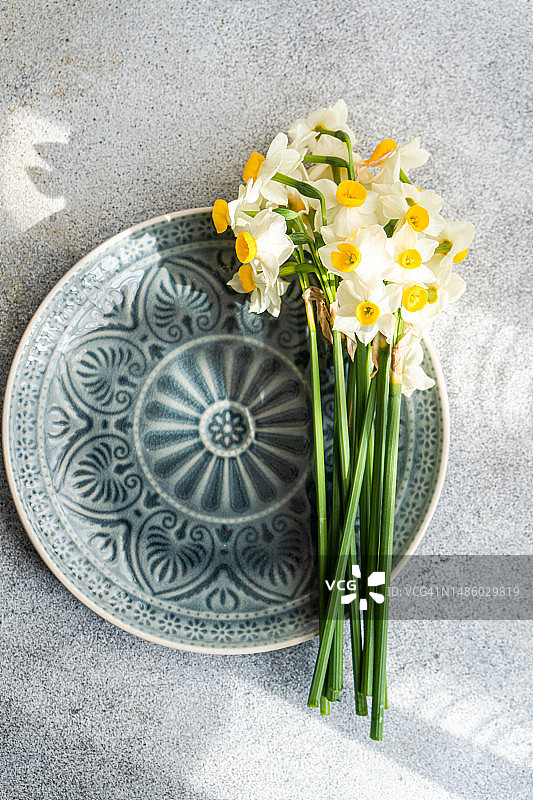 一束水仙花的陶瓷盘俯视图图片素材