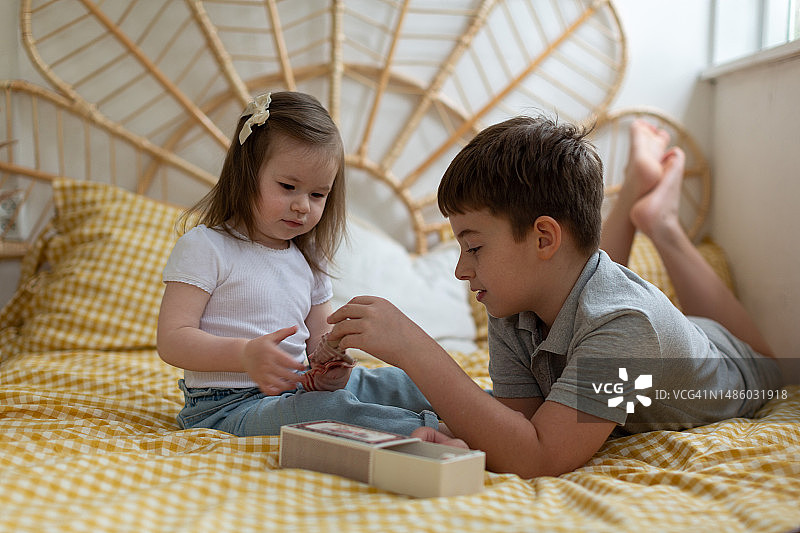 兄妹在床上玩玩具图片素材