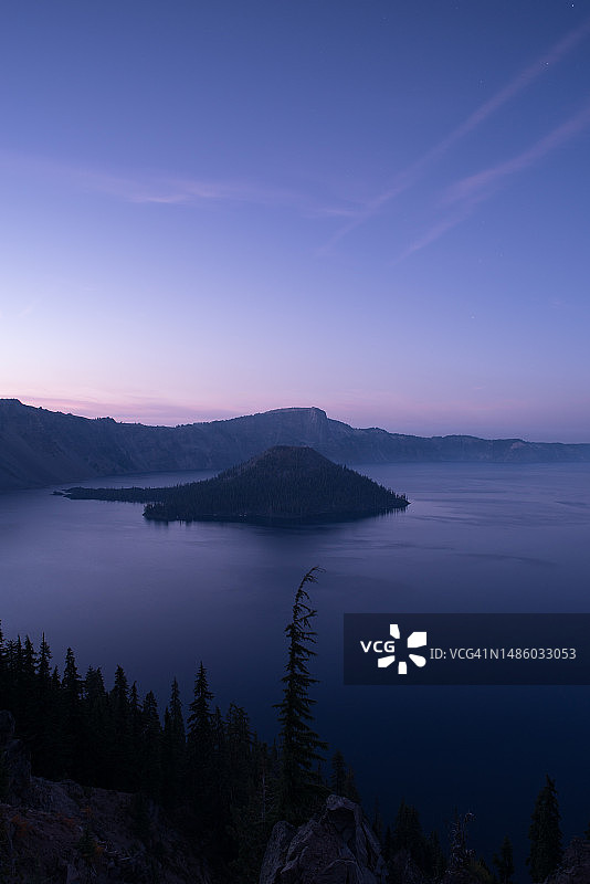 蓝色时刻的火山口湖图片素材