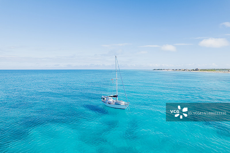 巴哈马比米尼岛绿松石色海水中停泊的帆船航拍图片素材