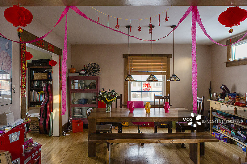 装饰一新的农历新年庆祝餐厅宽视角图片素材