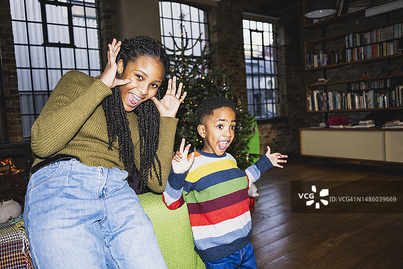 兄妹做着手势，欢笑着，玩得很开心图片素材