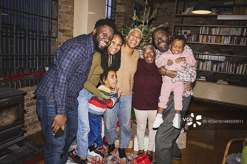 一起度假的快乐黑人家庭图片素材