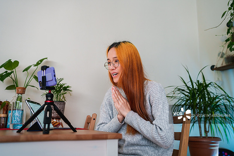 女人用手机录制视频博客图片素材