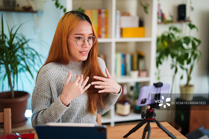 女人用手机录制视频博客图片素材