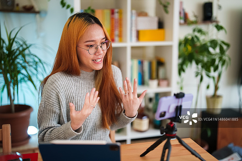 女人用手机录制视频博客图片素材
