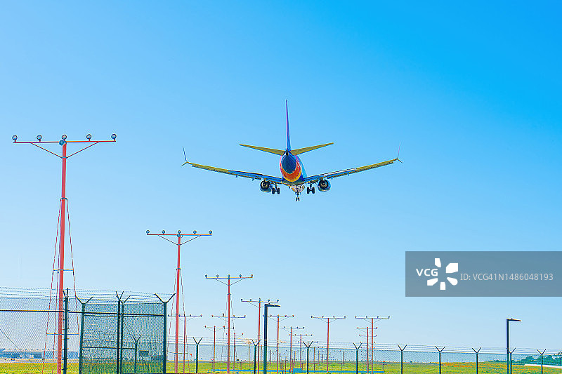 从后方看到的客机着陆图片素材