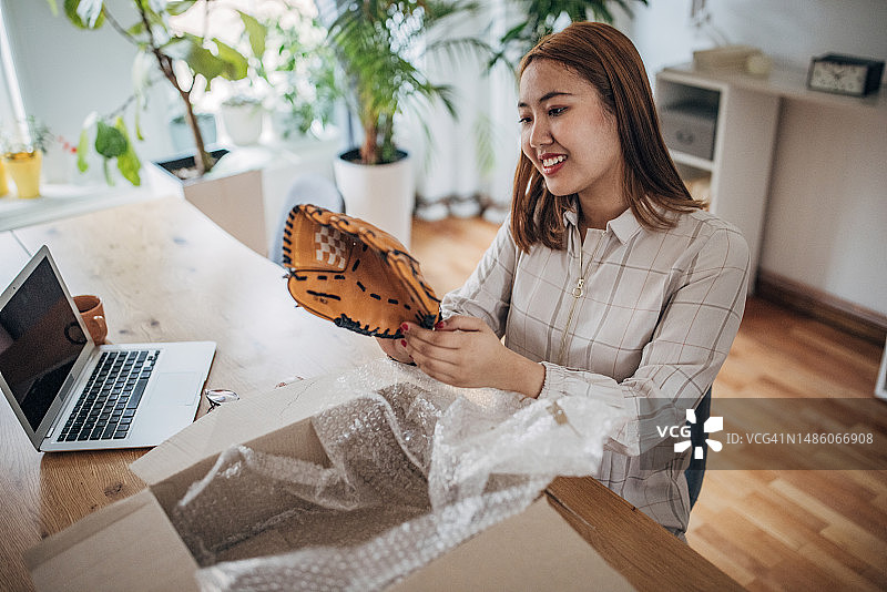 女人订购了一个棒球手套图片素材
