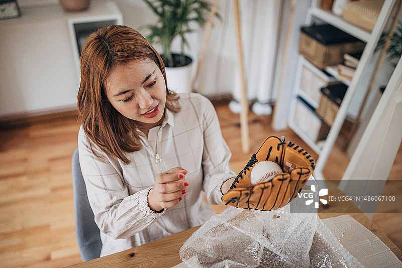 女人订购了一个棒球手套图片素材