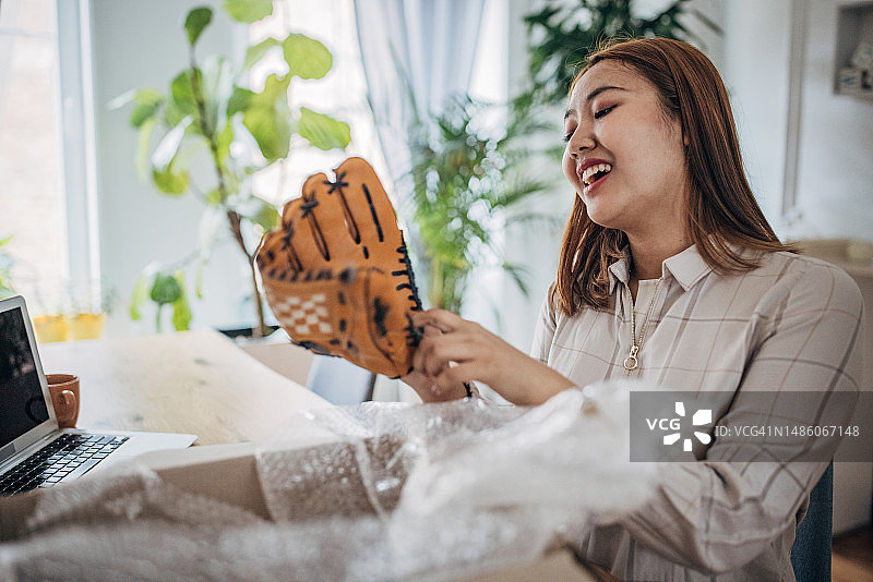 年轻女人订购了一个棒球手套图片素材
