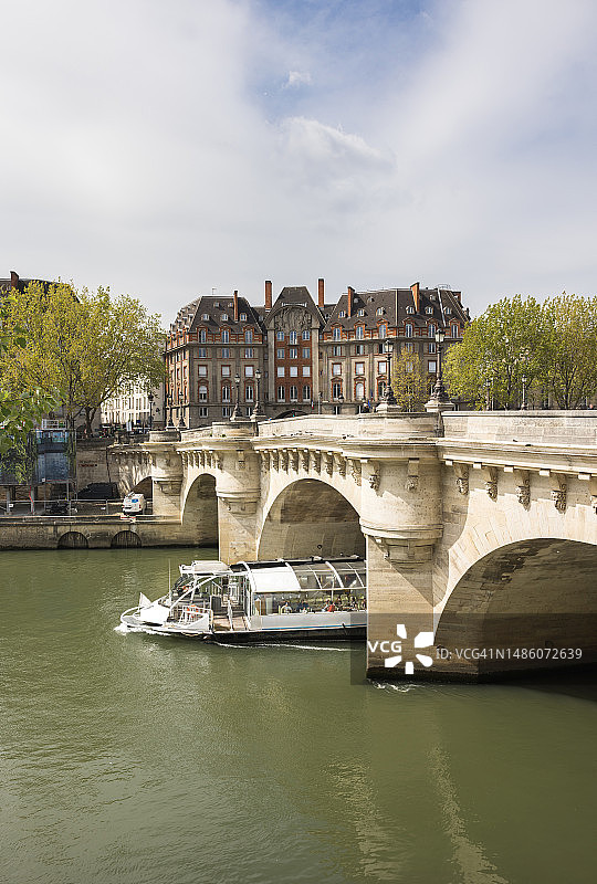 法国巴黎埃菲尔铁塔与塞纳河亚历山大三世桥图片素材