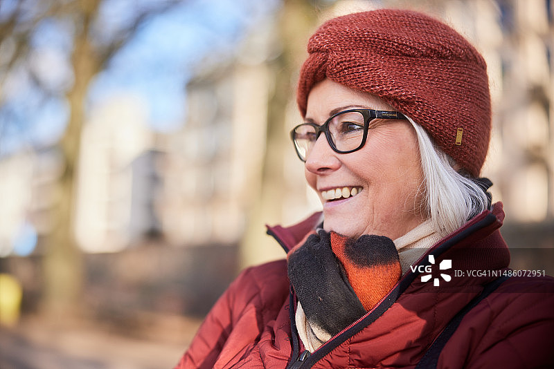 老年妇女在冬天外出散步时微笑图片素材