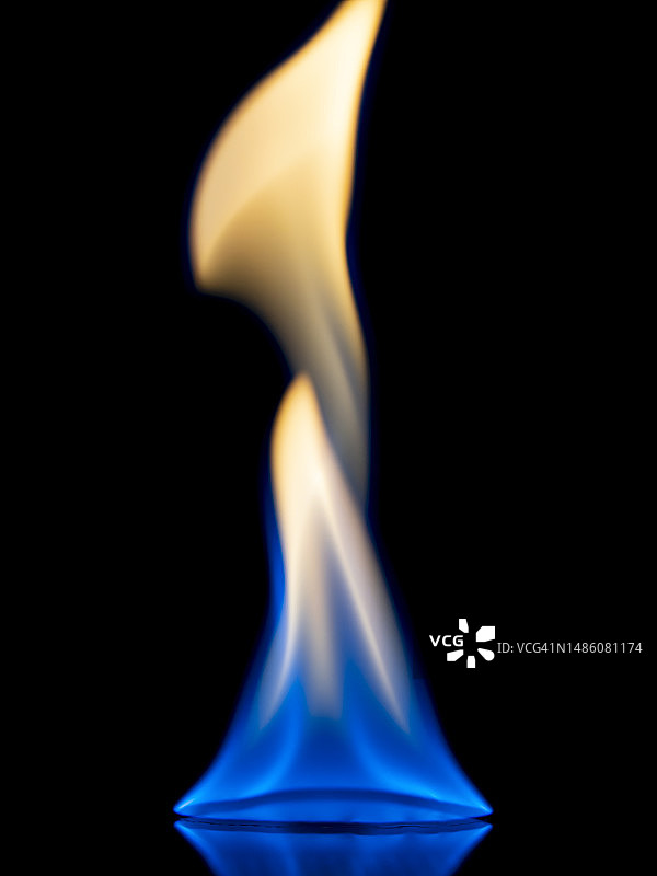 黑色背景上的火焰特写图片素材