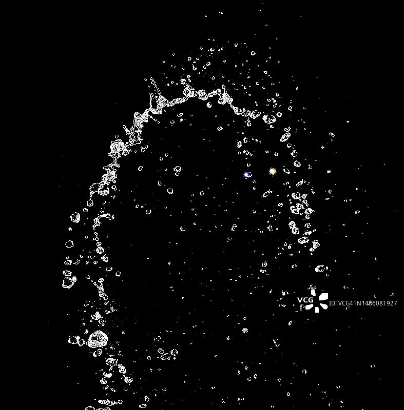 黑色背景上的水滴和飞溅图片素材