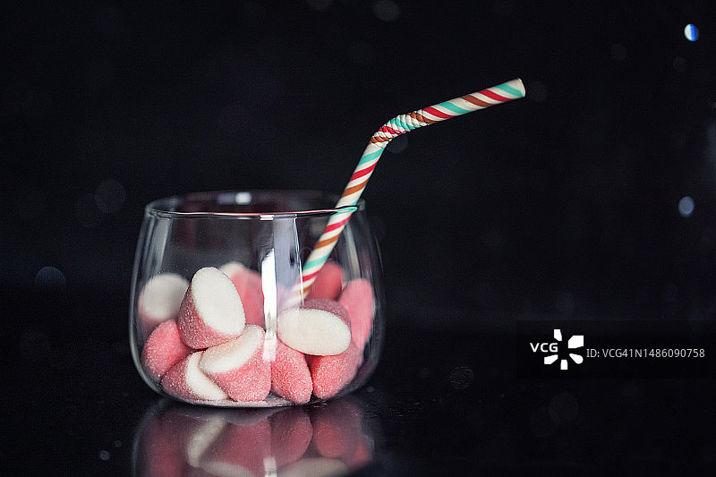 饮用含糖饮料时食用多少软糖的概念图片素材