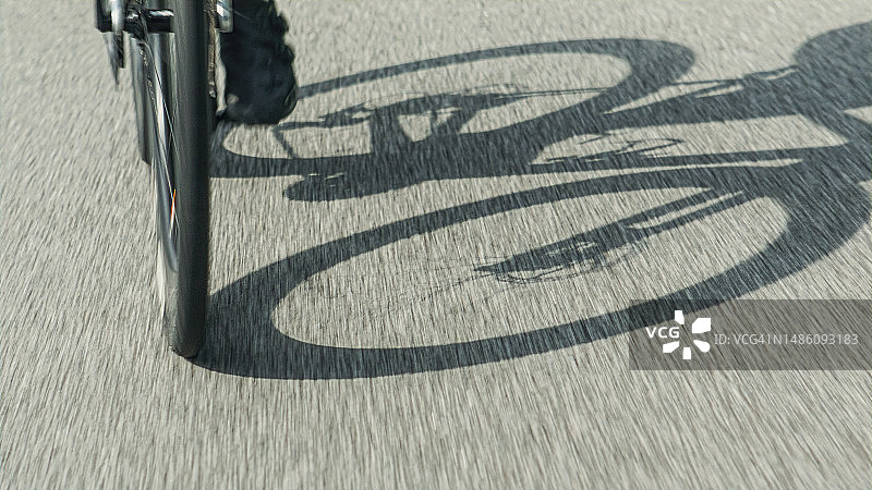 周末早晨乡间上坡骑行的亚裔自行车手仰视图片素材