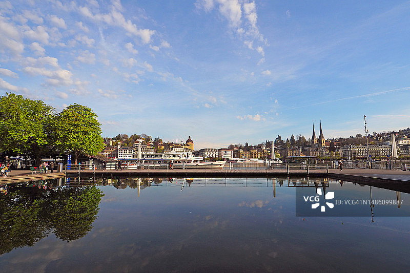 琉森天际线与池塘图片素材
