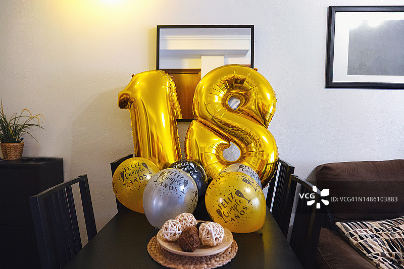 数字18形状的庆祝气球图片素材