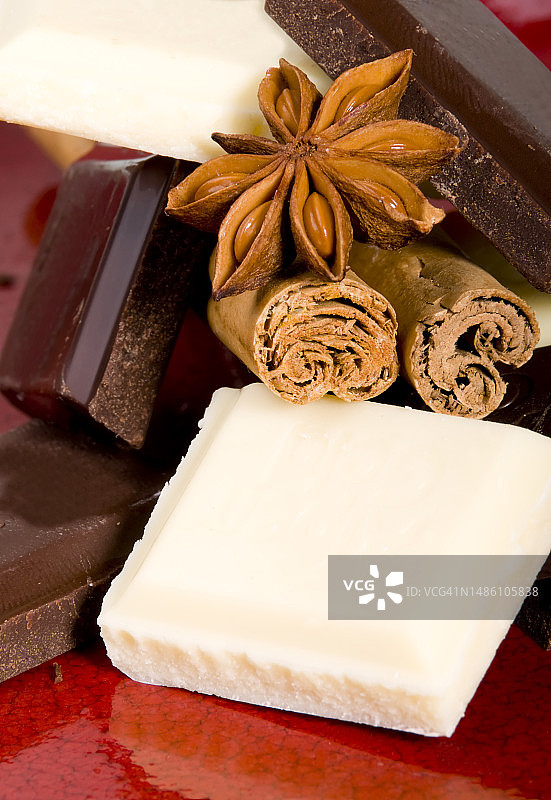 肉桂茴芹黑白巧克力，罗马尼亚图片素材