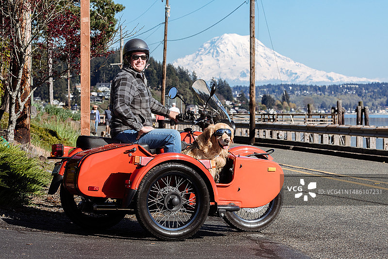 男人和狗乘坐老式边三轮摩托车图片素材