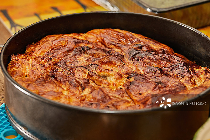 烤箱烘烤后金属模具中的苹果派图片素材