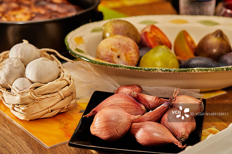 烹饪食材：葱、紫洋葱和不同颜色的李子图片素材