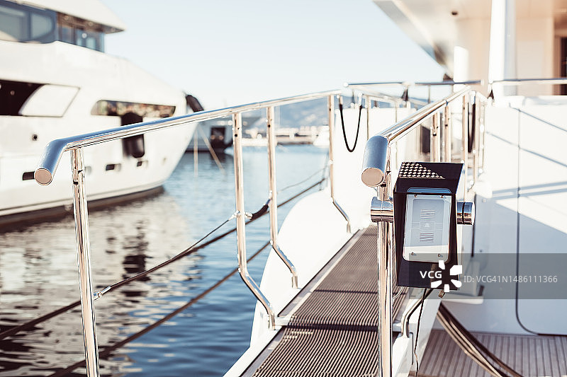 现代游艇入口处的对讲系统图片素材