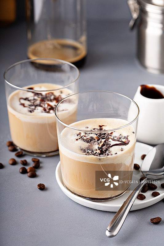 桌上玻璃杯中的甜点特写图片素材