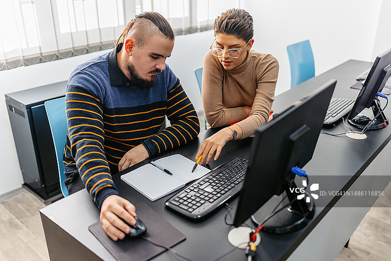 两位学生在编程课上小组合作图片素材