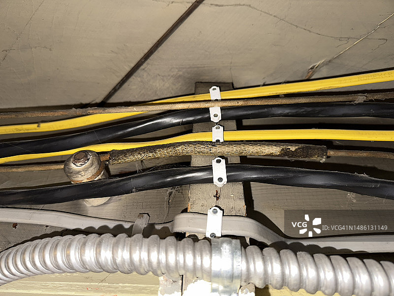 天花板托梁中的住宅电线和电缆图片素材