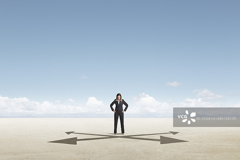 女人俯视指向不同方向的箭头图片素材