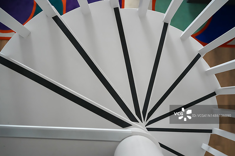 白色设计螺旋楼梯图片素材