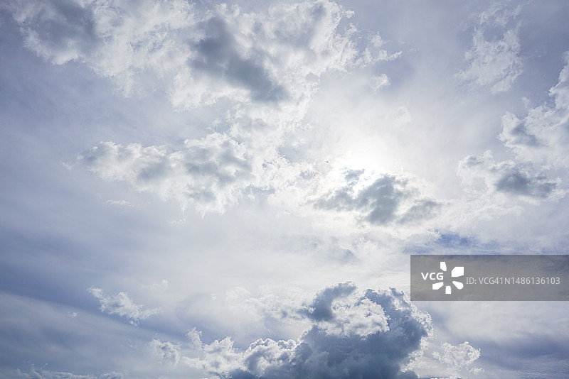 穿透云层缝隙的阳光图片素材