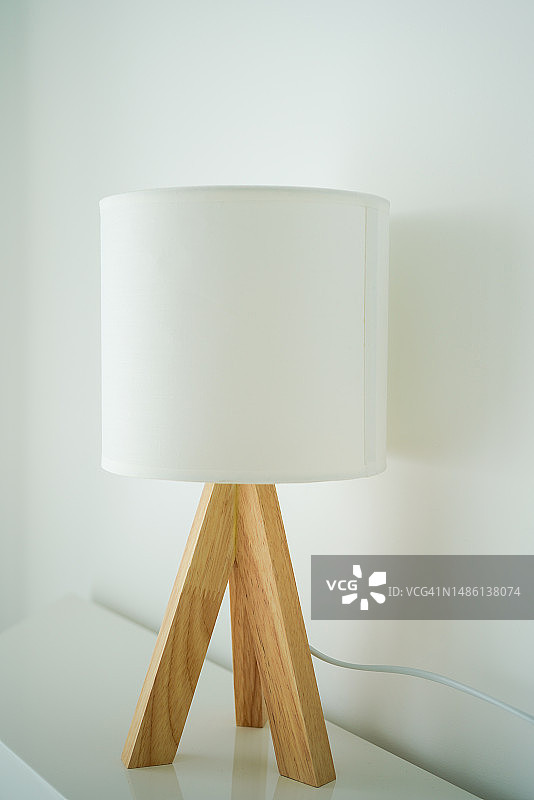 墙桌上的木腿白色小灯罩图片素材