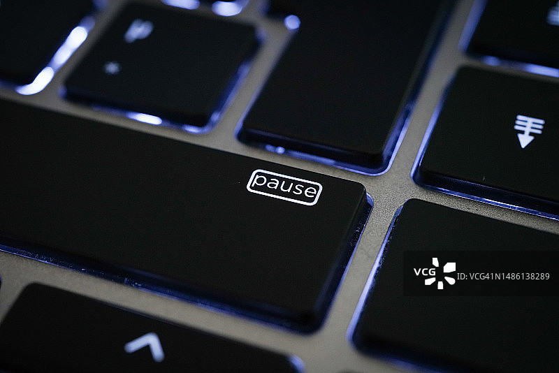 电脑键盘上发光的暂停键图片素材