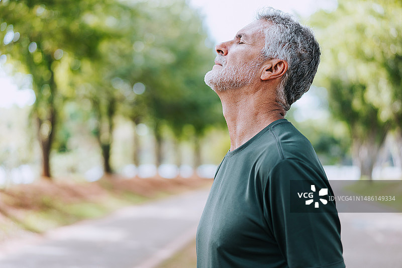 在户外呼吸新鲜空气的年长男人图片素材