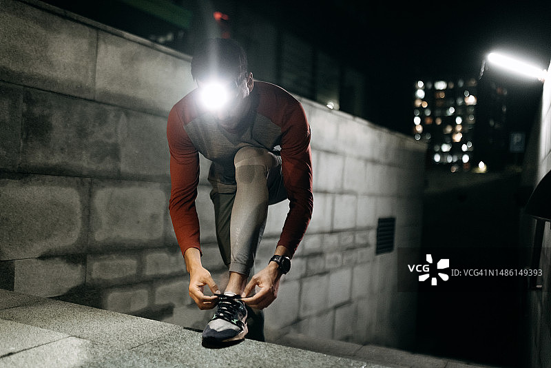 准备夜跑图片素材