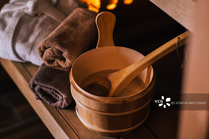 桑拿房中待用的水桶和毛巾图片素材