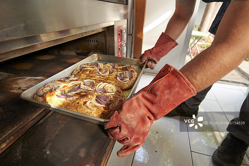 取出烤盘图片素材