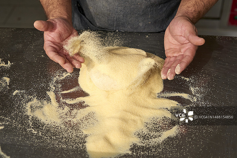 准备披萨面团的年轻人图片素材