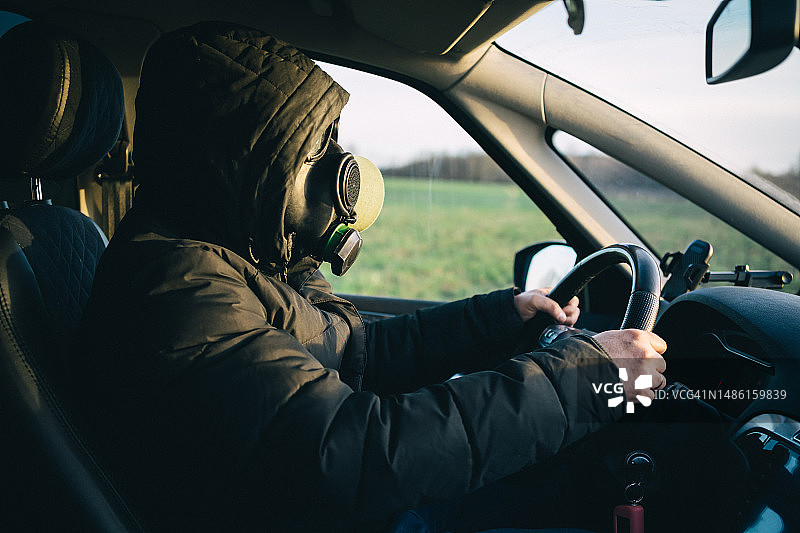 戴着防毒面具开车的男人图片素材