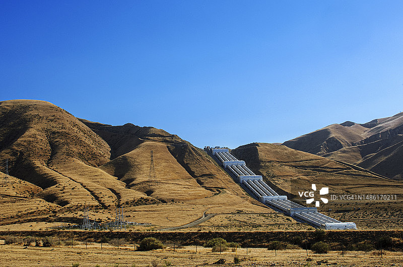 加利福尼亚海岸山脉和输水渠的夏日景色图片素材
