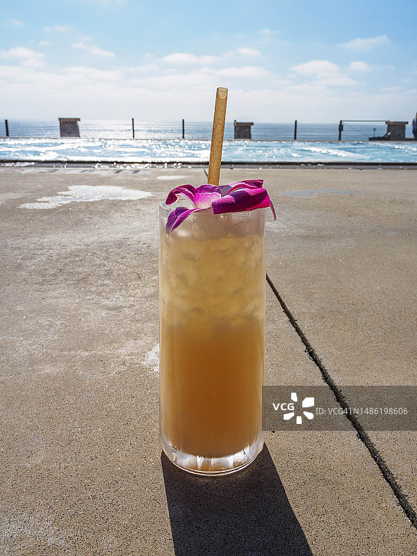 加利福尼亚州恩西尼塔斯南蓬托海滩上的热带鸡尾酒图片素材