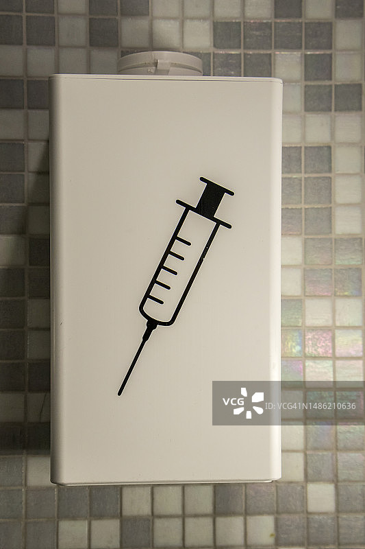 维也纳机场的注射器处理容器图片素材